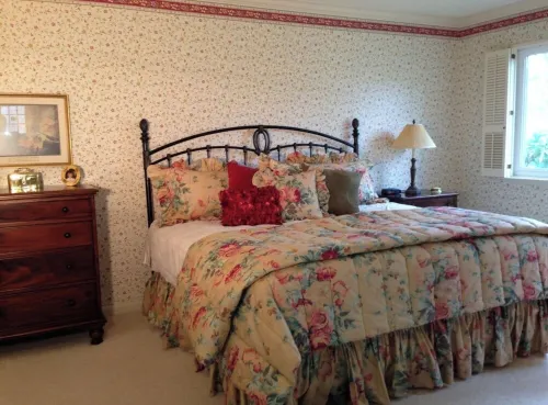 Carmel charmer!! Short, 10 min. walk to town center. Close to trail to Mission.