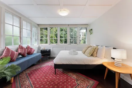 Spacious 3BR by CBD–Walk to Harbour, Parks & Cafés Отели в г. Rushcutters Bay