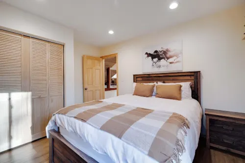 Raccoon House & Spa. Scandinavian style retreat w/ sauna and hot tub.