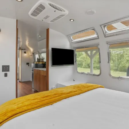 Luxury Airstream Glamping Unit 1 of 6, On-Site Hiking, Private Hot Tub and Sauna