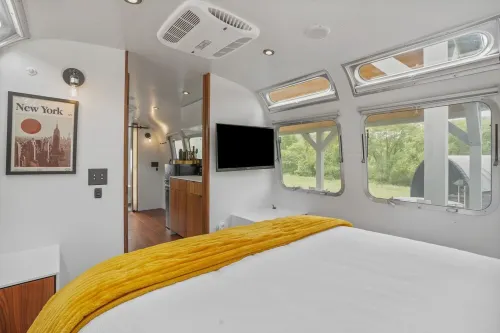 Luxury Airstream Glamping Unit 1 of 6, On-Site Hiking, Private Hot Tub and Sauna