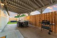 4BR/2Bth Hot Tub, King Bed, 80" TV, Gated Yard, Ranch Hotel a El Cajon