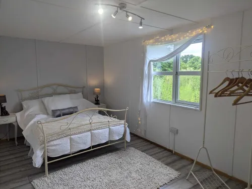 Cosy and secluded cabin in mansion grounds Hotels in Crowle