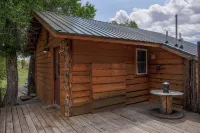 Charming riverfront 2-bedroom cabin in enchanting Dubois with WiFi
