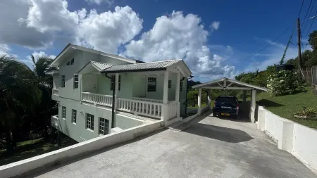 A personalized & Spacious Hilltop Orchard Villa- 5 min to the city.