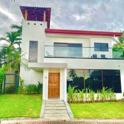Renovated Large Oceanfront house, 5 bedrooms 4bath w/pool and tropical gardens Hotel Exterior