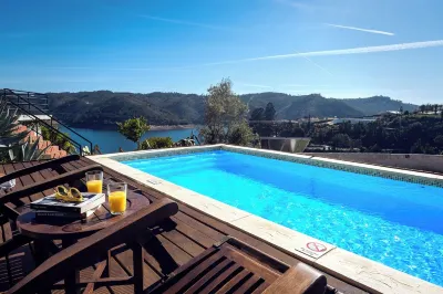 Blue Lake House - Stunning Views, Pool, Sauna and Gym โรงแรมใน