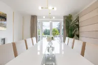 Spacious N.London Mansion w/Heated Pool, Games Room, Pool House & Tennis Court Hotels in Hertsmere District