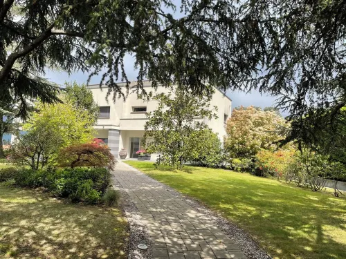 MY HUMBLE HOUSE - APPARTAMENTO IN VILLA CON VISTA LAGO Hotel a Oggiono