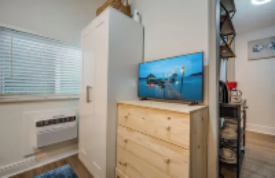 Cozy Studio Just 5 Minutes from Miami Airport! Comes with 1 Free Parking Space.