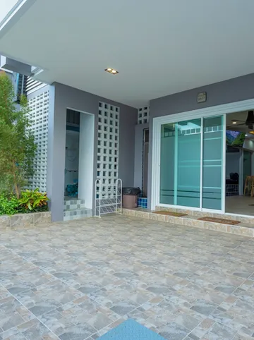 รูปภาพของวิลล่าพร้อมสระว่ายน้ำในร่มส่วนตัว ห่างจากหาดบางเทา 1.2 กม. วี135