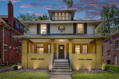 Gorgeous remodeled home, with entertainment, and massage chair for relaxing! Hotels near Muhammad Mosque #1