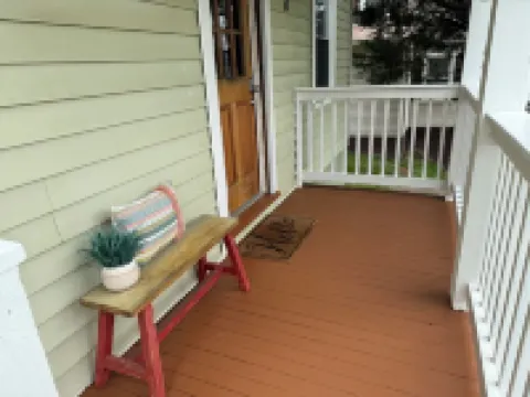 Hilltop Hideaway-charming 2 bedroom home, family friendly, WiFi , AC ,