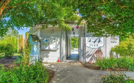 3 miles from the Beach! Updated townhome and community pool in Bethany Medows