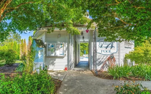 3 miles from the Beach! Updated townhome and community pool in Bethany Medows