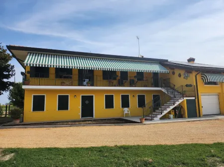 Newly renovated 2-bedroom, 2-bathroom apartment. Close to Jesolo and Venice.