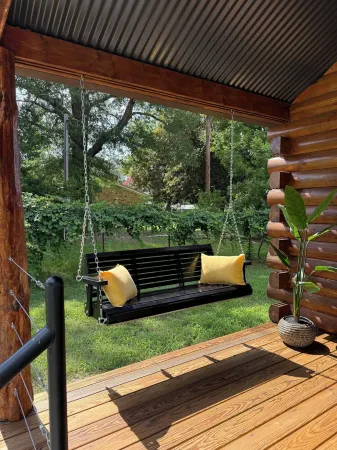 Blackberry Bungalow,,Cozy cabin in charming Longview with WiFi, AC , a