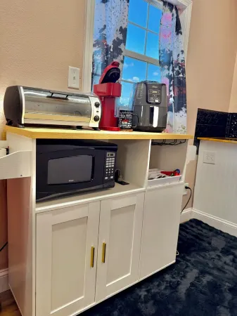 Charming 1 room cottage with overnight horse boarding, country views, and WiFi Отели в г. Поттаватоми