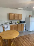Quiet and comfort one bedroom apt, close to WIU, a kitchen free parking, TV