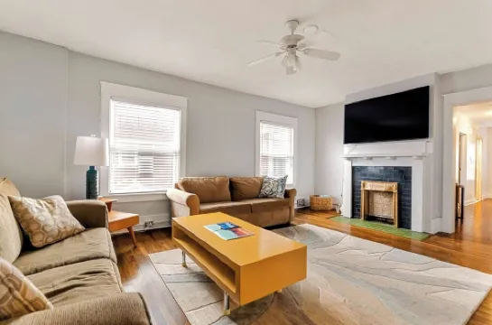 HUGE 6-bed 4-bath house in Erie - perfect for large groups or families