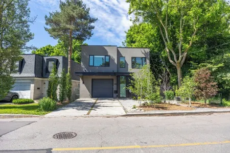 Welcome to The Treehouse - a tranquil escape in the middle of the city! Отели рядом с достопримечательностью «Торонто Ботаникал Гарден»