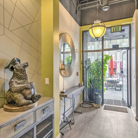 Modern Downtown Apt - Walk to Parks and Cafes!