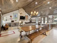 Stunning 6 Bedroom vacation home with pool & hot tub 5 minutes from Frio River! Hotels in Concan