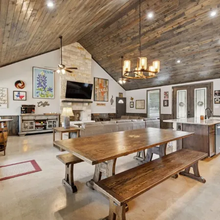 Stunning 6 Bedroom vacation home with pool & hot tub 5 minutes from Frio River!