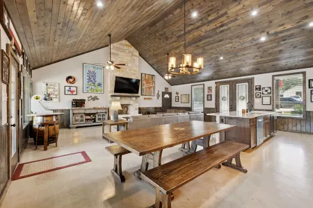 Stunning 6 Bedroom vacation home with pool & hot tub 5 minutes from Frio River! Отели в г. Конкан