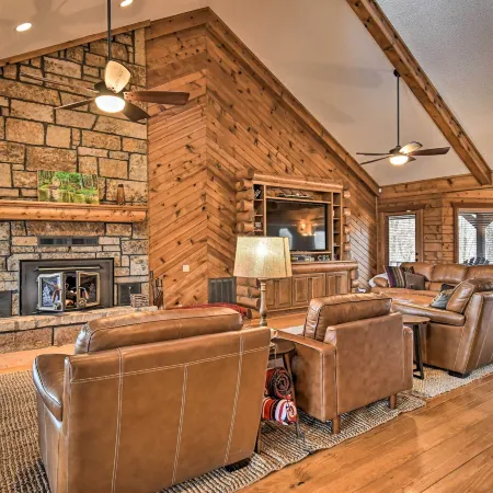 Hot Tub, Grill: Hilltop Log Cabin in Hot Springs! Hoteles en Piney