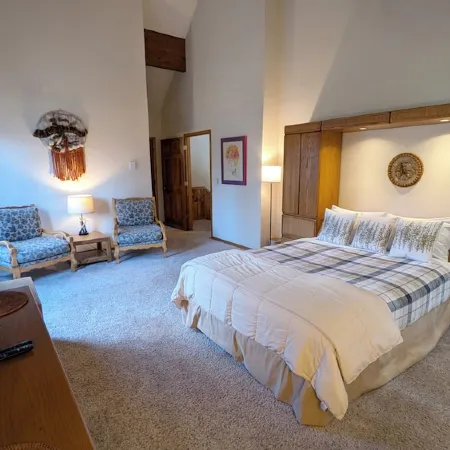 Retro-Economy Avon Townhouse w/ Sauna, Garage, FREE WiFi