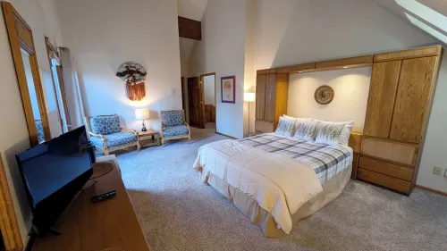 Retro-Economy Avon Townhouse w/ Sauna, Garage, FREE WiFi