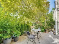 Modern Home Close to Dtwn Woodinville w/ Yard Hotels in Woodinville