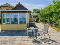 "Throtti" - 50m from the sea
