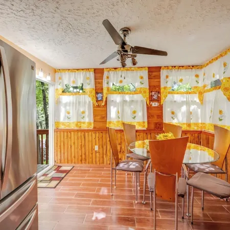 Stunning! Pocono Escape! HotTub Sauna Pool Ski Pet-Friendly Fireplace Fishing