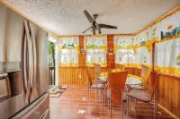 Stunning! Pocono Escape! HotTub Sauna Pool Ski Pet-Friendly Fireplace Fishing