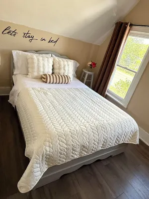 Charming Waterfront Loft + NearShops+Scenic 포터스 크릭 보호관리지구 주변 호텔