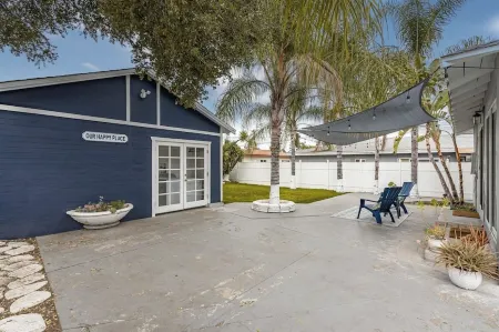 Cheerful Studio Monrovia Old Town/Pasadena/COH Отели в г. Монровия