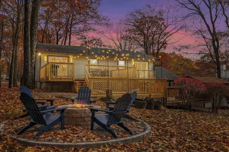 Heart of Pocono Mountains - Huge Yard - Game Rm <10 min to Kalahari & Casino Отели в г. Маунт-Поконо