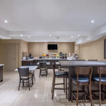 Super 8 by Wyndham Toronto East on