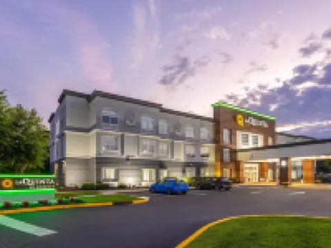 La Quinta Inn & Suites by Wyndham Mt. Laurel - Philadelphia マウント・ローレルのホテル