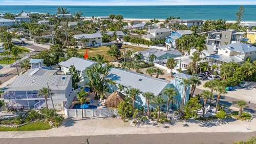 BEST LOCATION! NORTH END OF ANNA MARIA, FL , STEPS TO BEACH & DINING - UNIT A