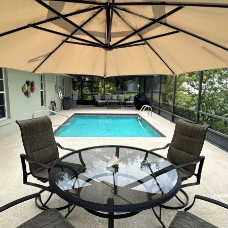 Spacious Family friendly home across from Lake Jackson, near downtown Sebring. Отели в г. Себринг