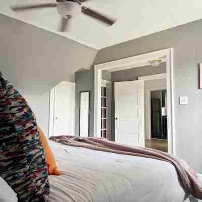 Birthday Suite / 1 BD/1BA Apt in Holiday House Rooms