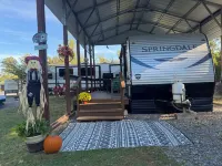 Cozy 2-bedroom RV in amazing Pipestem with AC, WiFi and Heat Smart TV