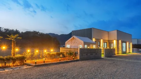 Goseong HooStay Caravan Pension Отели в г. Косон