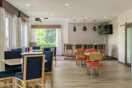 Hampton Inn by Hilton Manchester Отели в г. Хуксетт