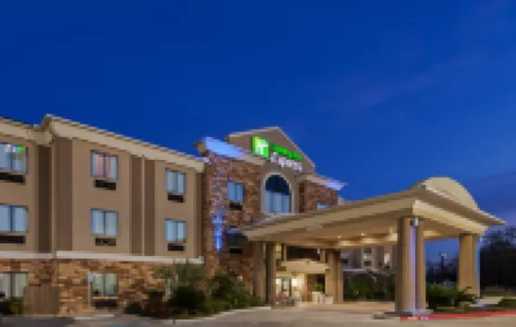 Holiday Inn Express & Suites CLEVELAND by IHG - Parkplatz