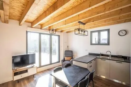 Modern Air-Conditioned Apartment with Large Terrace in Central Pau Отели в г. Пау