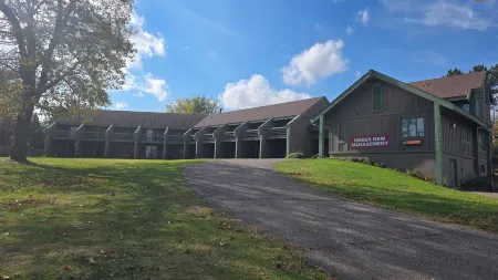 Timber Inn Motel Отели в г. Элк